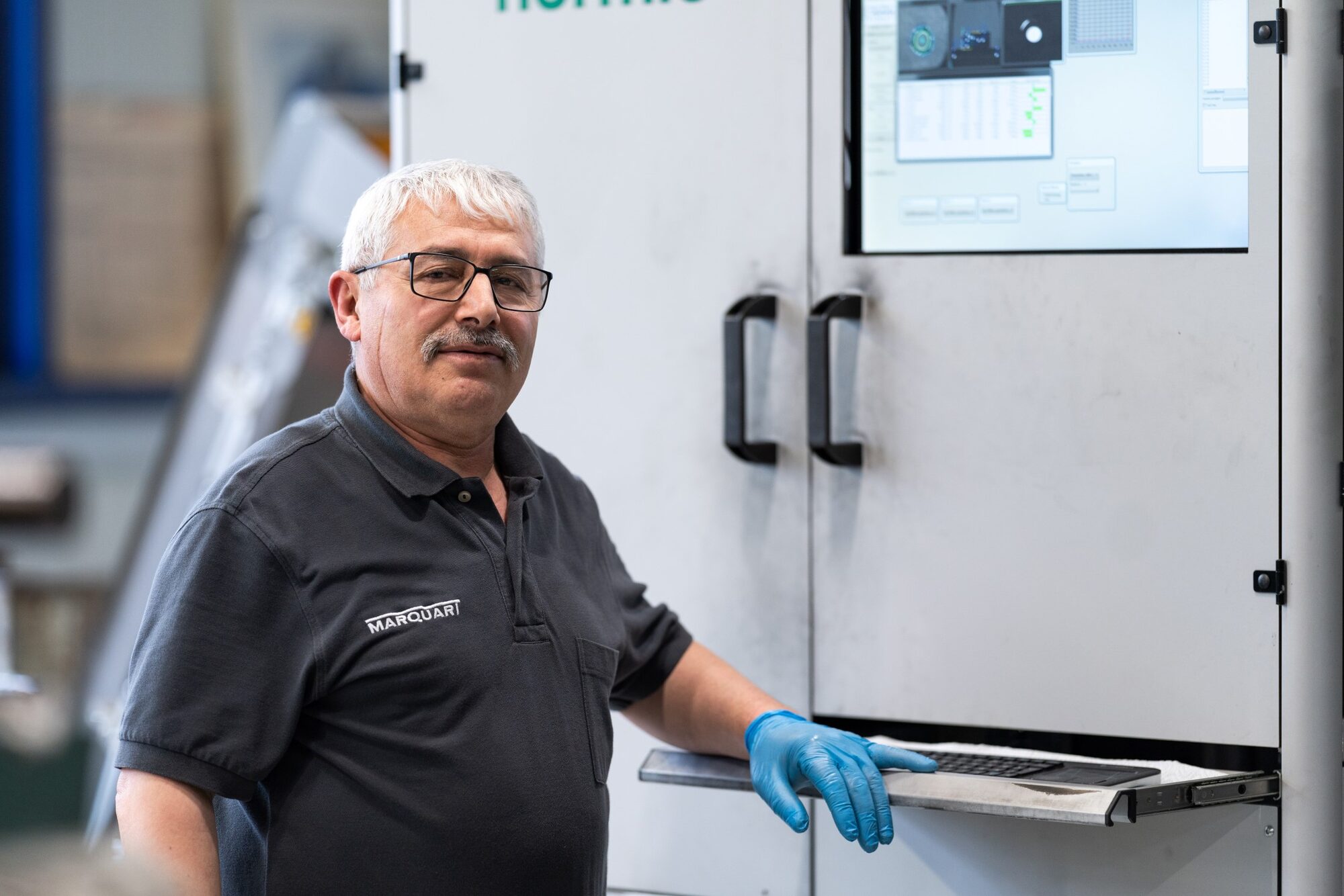 Marquart-Maschinenführer an einer modernen CNC-Maschine